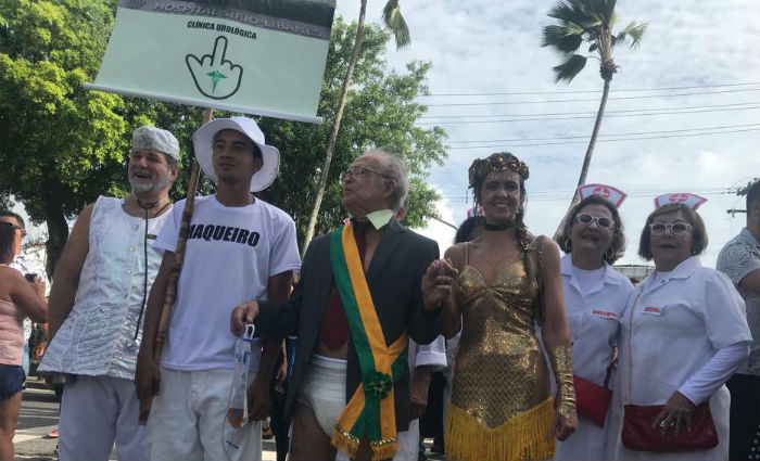 Com faixa presidencial e frauda geritrica, dentista se veste de Temer para o desfile do Galo. Foto: Marcionila Teixeira/ DP