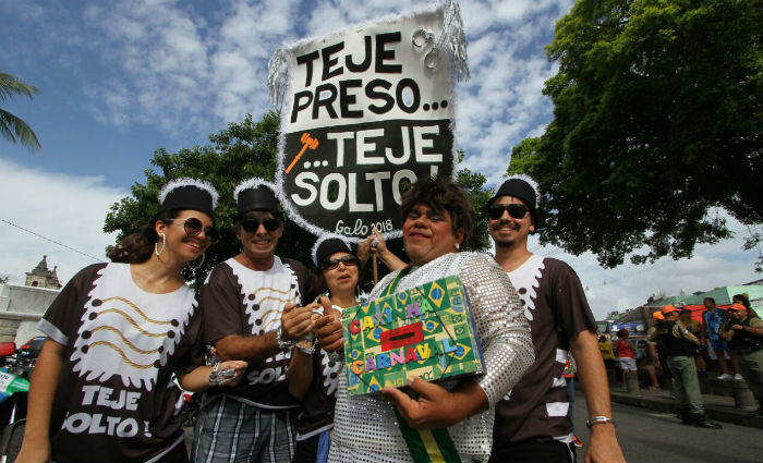 Grupo se vestiu de juzes para fazer uma stira  justia brasileira e se encontrou com a "ex-presidente Dilma". Foto: Marcionilia Teixeira/ DP