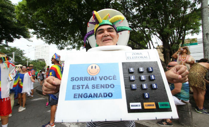 Folio faz crtica com a urna de votao na mo. Foto: Paulo Paiva/DP