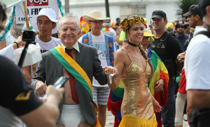 Dentista Luiz Lapenda colocou faixa presidencial e fralda para satirizar o presidente Temer. Foto: Paulo Paiva/DP
