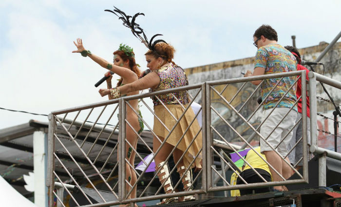 Em cima do trio eltrico desfila uma das homenageadas do Carnaval do Recife, a cantora e compositora Nena Queiroga.Foto: Paulo Paiva/ DP
