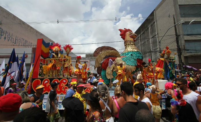 Desfile do Galo da Madrugada traz seis alegorias que fazem aluso  histria do Galo na divulgao da cultura pernambucana. Foto: Paulo Paiva/DP