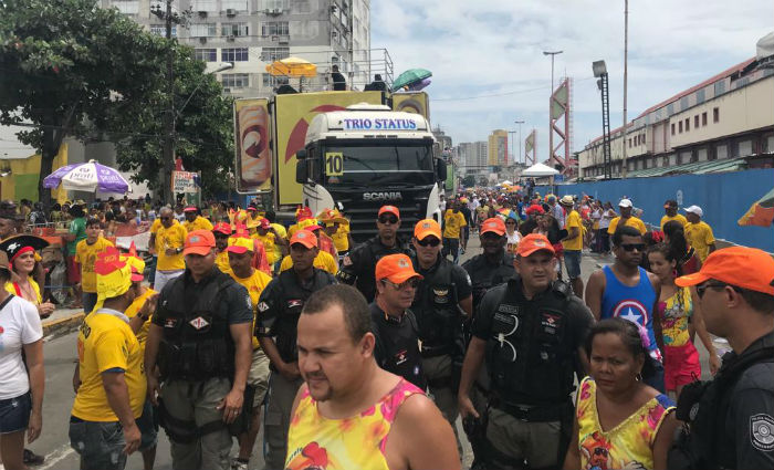 Mais de cinco mil policiais e bombeiros fazem a segurana no desfile do Galo. Foto: Manuela Cavalcanti/ DP