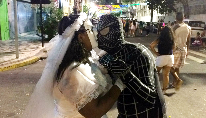  (O Homem-Aranha resolveu se casar aqui no bairro do Recife! Foto: Manuela Cavalcanti/Esp.DP )