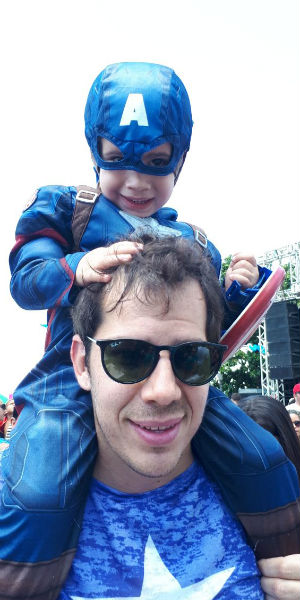 Pau e filho fantasiados de Capito Amrica curtiram juntos o carnaval (Foto: Peu Ricardo/DP) ((Foto: Peu Ricardo/DP))