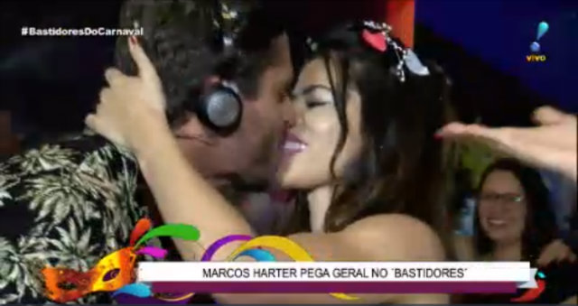 Harter beijou passistas e colega de emissora. Foto: RedeTV!/Reproduo 