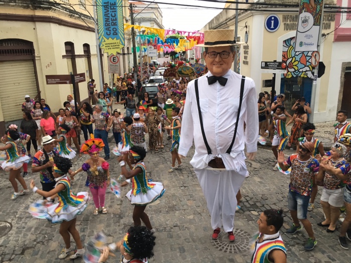 O desfile da agremiao comeou com cerca de 500 pessoas que participaram do baile fechado e foi ganhando folies ao longo do percurso. Foto: Anamaria Nascimento/DP.