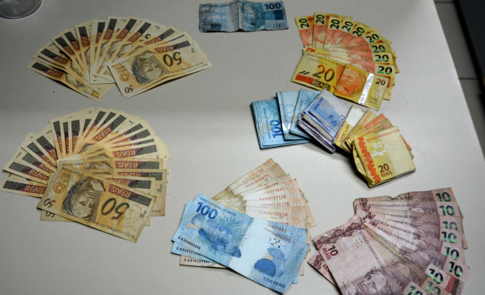 Homem  preso com R$ 2,3 mil em notas falsas em Jaboato. Foto: PF/ Divulgao