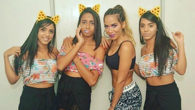 Paloma, Mariely e Mirella conheceram Anitta nos bastidores do Olinda Beer. Foto: Instagram/Reproduo