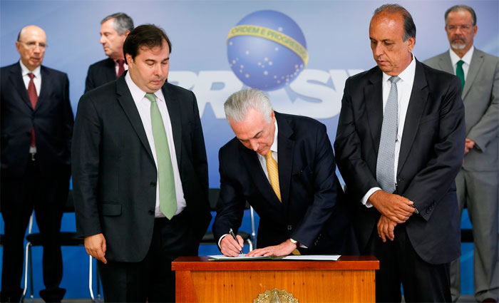 Assinatura de Decreto de Interveno Federal no estado do Rio de Janeiro, com o objetivo de por termo ao grave comprometimento da ordem pblica. Foto: Beto Barata/PR