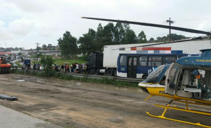 Ferido em acidente na BR-101  socorrido pelo helicptero da PRF. Foto: PRF/ Divulgao