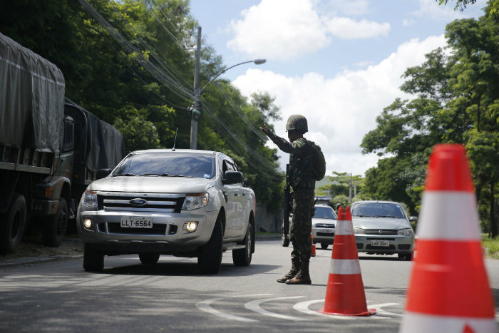 Exrcito vai bloquear acessos com postos de revista nas estradas como as BRs 101, 116 e 040.  Foto: Tnia Rgo/Agencia Brasil