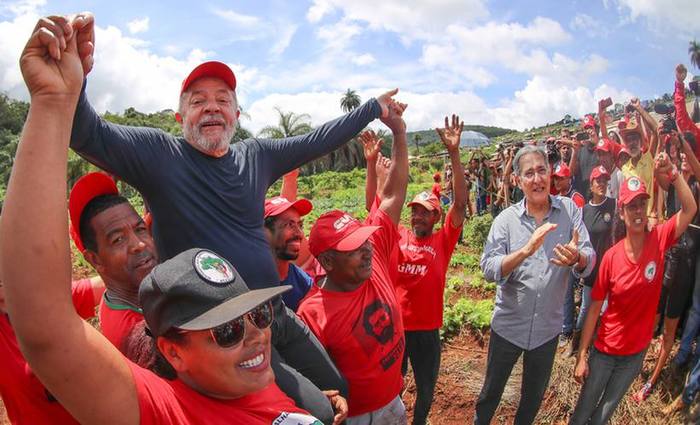 Lula foi carregado pelos trabalhadores rurais no acampamento mineiro
. Foto: Ricardo Stuckert