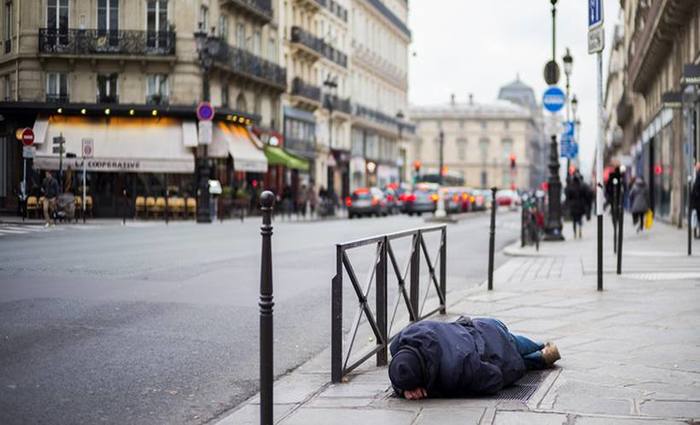 Quem visita Paris, s vezes se surpreende com a pobreza e misria em algumas partes da capital francesa. Foto: Martin Bureau/AFP Photo