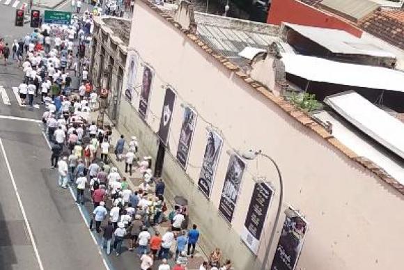 O funcionrios saram em marcha pelas ruas do Rio em direo  sede da empresa. Foto: Lo Rodrigues/Agncia Brasil