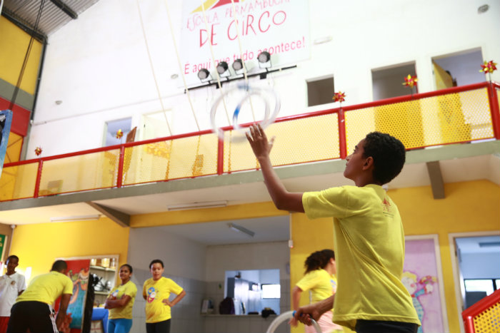 A escola oferece aulas de malabares, equilbrio e acrobacias solo e areas. Foto: Bernardo Dantas/ DP