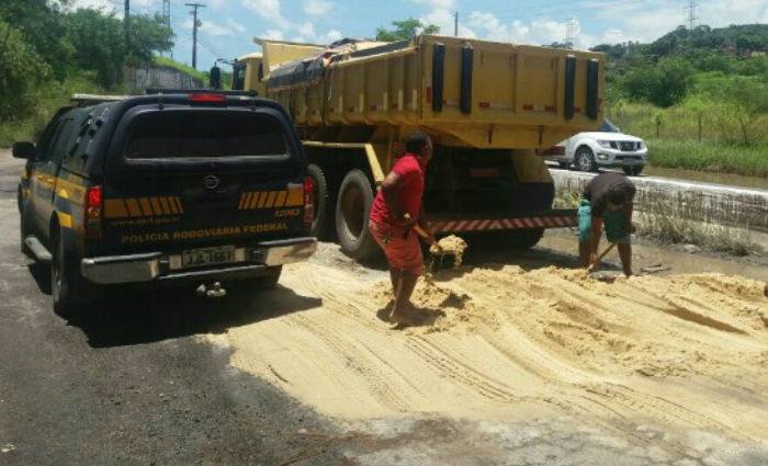 Caminhoneiro despeja areia na BR-232 para no ser autuado por excesso de peso. Foto: PRF/ Divulgao