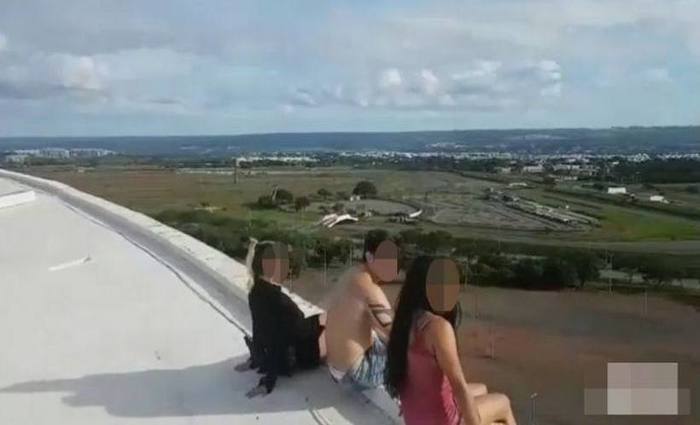Jovens se arriscam ao subir no teto do Estdio Nacional Man Garrincha, fazer acrobacias na lona da arena e se sentar na beirada da estrutura: exibicionismo para postar imagens nas redes sociais. Foto: Reproduo/Instagram
