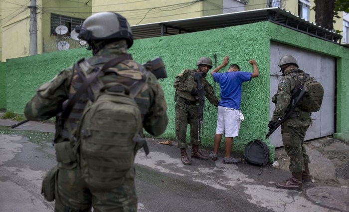 O coronel Carlos Frederico Cinelli, chefe da comunicao social do CML, disse que as fotos so apagadas depois de enviadas para o sistema da Polcia Civil. Foto: Mauro Pimentel/AFP Photo