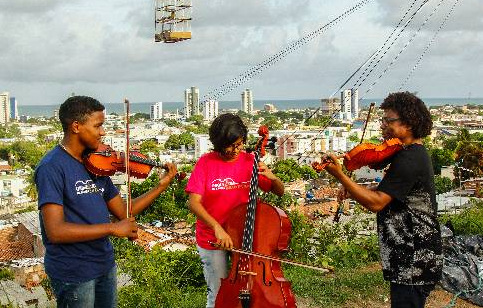 O violinista Anderson Felipe e a violoncelista Flavyane Kaline preparam-se para integrar a excurso europeia da Orquestra de Cmara do Alto da Mina, junto com o maestro (Shilton Araujo / Esp DP)