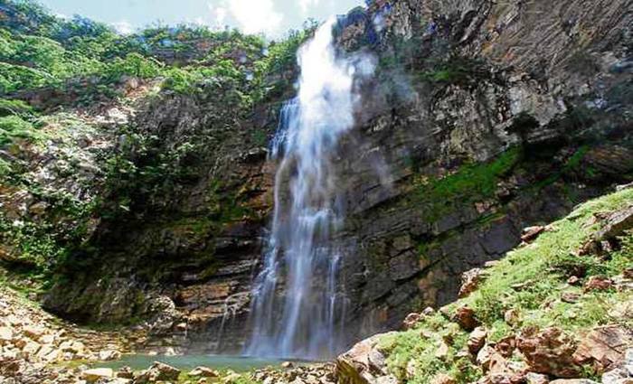 O acesso  cachoeira exige uma caminhada de dificuldade moderada, mas a beleza compensa. Foto: Ion David/Travessia Ecoturismo