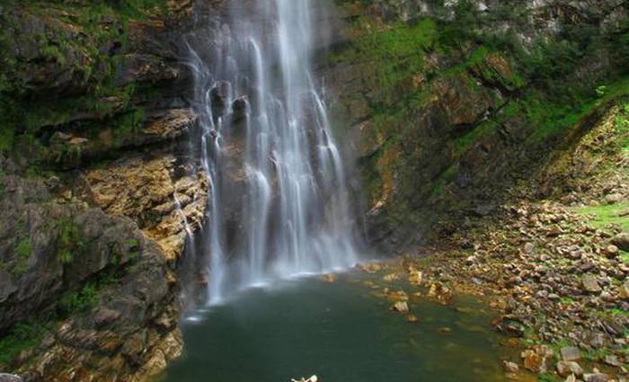 O acesso  cachoeira exige uma caminhada de dificuldade moderada, mas a beleza compensa. Foto:  Ion David/Travessia Ecoturismo