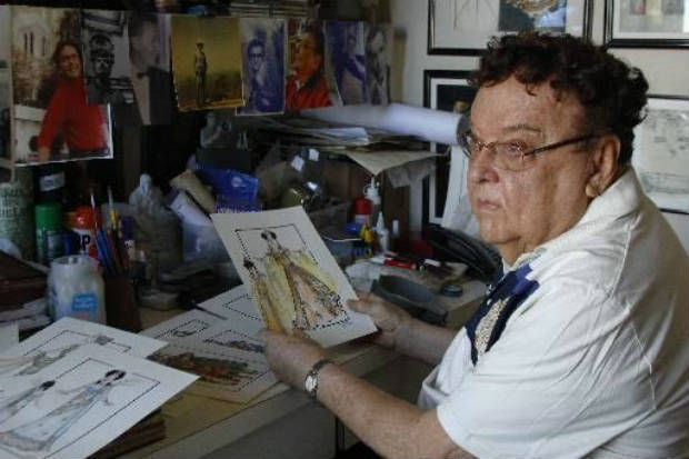 Victor Moreira, de 84 anos, é um workaholic da moda: passou pela estamparia, figurino, cenografia, escreveu em jornais e participou de programas de TV falando sobre o tema. Crédito: Shilton Araújo/Divulgação