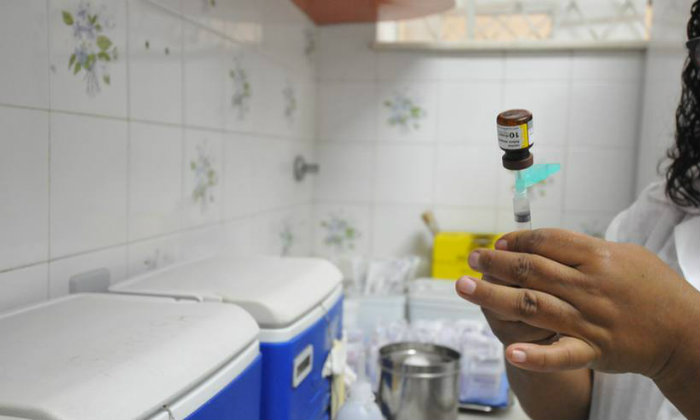 Comparao entre nmero de pessoas que pegaram a doena mesmo aps serem vacinadas e total de vacinados mostra que imunizao  eficaz. Foto: Alexandre Guzanshe/EM (Foto: Alexandre Guzanshe/EM)
