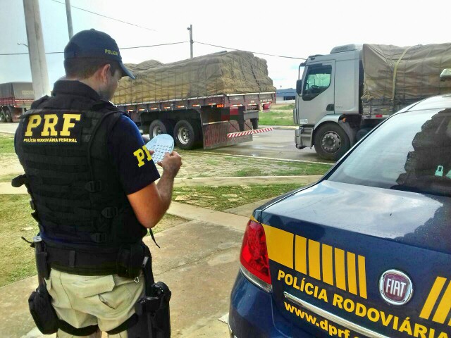 
Segundo a PRF, durante fiscalizao realizada no quilmetro 83 da rodovia, os policiais encontraram 14 comprimidos com cada motorista aps revista nas cabines. Foto: PRF/Divulgao