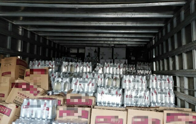 Carga continha cerca de 1.300 caixas de vodca e whisky. Foto: Polcia Rodoviria Federal / Divulgao