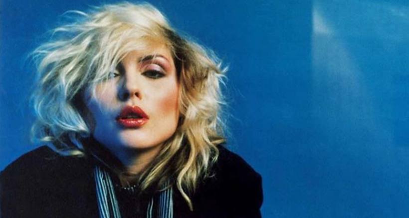 Debbie Harry, a vocalista da banda new wave Blondie. Foto: Mick Rock/Instagram
