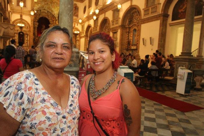 Emanuela e Glria so de Aracaju e foram conhecer o projeto quando pesquisaram opes de programao no Recife. Foto: Nando Chiappetta/DP