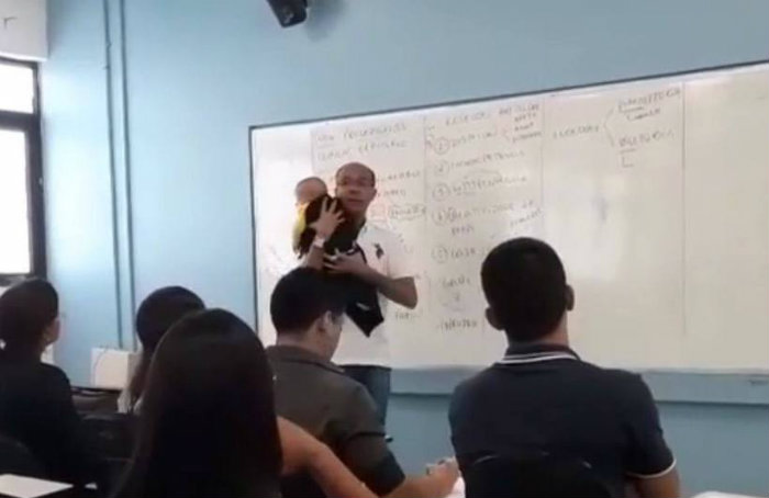 Professor com o beb no colo: gesto de empatia. Foto: Reproduo/Instagram)