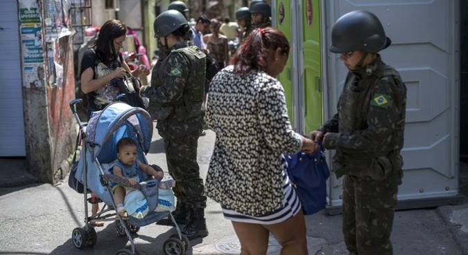 A Defensoria no informou em qual favela teria ocorrido a varredura de telefones. Foto: Mauro Pimentel/AFP Photo 