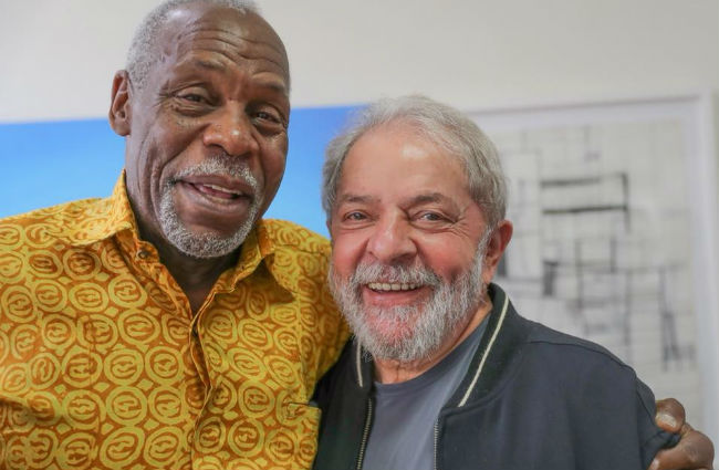 Danny Glover abraa Lula em So Paulo: solidariedade. Foto: Instagram/Reproduo