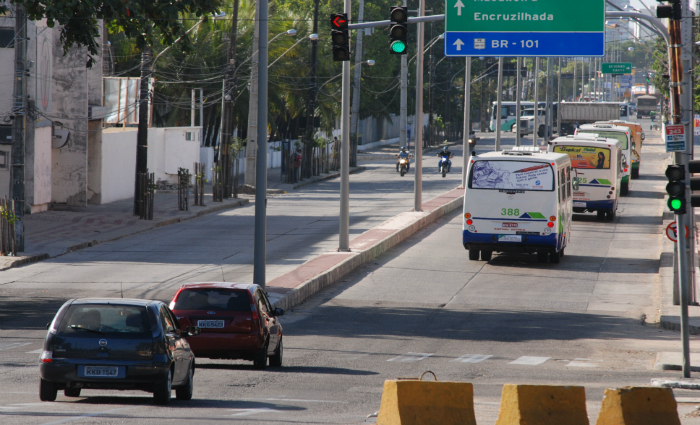 Troca de placas de concreto altera itinerrio de linhas que circulam pela Avenida Norte. Foto: Julio Jacobina/DP