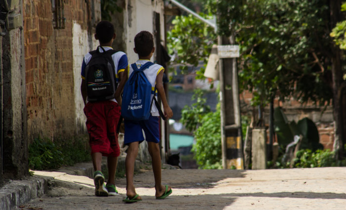 Levar e trazer crianas da escola em automvel  um comportamento to comum quanto criticvel entre os habitantes das consideradas classes mdia e alta do Recife. Foto: Thalyta Tavares/Esp.DP (Foto: Thalyta Tavares/Esp.DP)