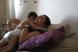Felicidade plena de Fátima com o tratamento para câncer só foi possível na quarta procura por oncologista. Crédito: Júlio Jacobina/DP (Júlio Jacobina/DP) Felicidade plena de Fátima com o tratamento para câncer só foi possível na quarta procura por oncologista. Crédito: Júlio Jacobina/DP (Júlio Jacobina/DP)