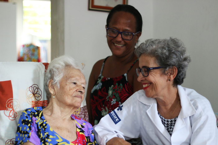 Ftima Nepomuceno conseguiu estabelecer relao de confiana com moradores da Macaxeira, no Recife. Crdito: Gabriel Melo/Esp. DP (Gabriel Melo/Esp. DP)