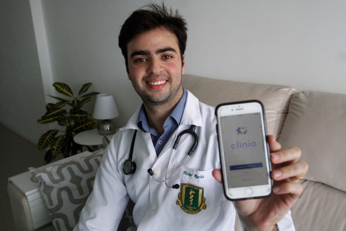 Aplicativo Clinio, da pernambucana Epitrack, oferece serviço de médico a domicílio via celular. Crédito: Ricardo Fernandes/DP (Ricardo Fernandes/DP) Aplicativo Clinio, da pernambucana Epitrack, oferece serviço de médico a domicílio via celular. Crédito: Ricardo Fernandes/DP (Ricardo Fernandes/DP)