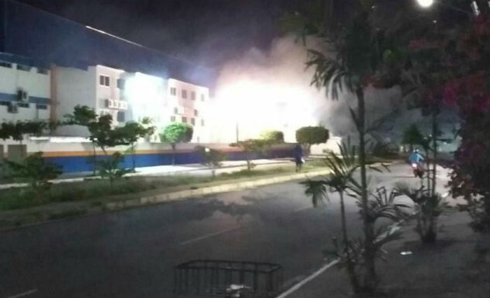 Incndio atinge  rea interna do terreno da Faculdade Guararapes. Foto: Pedro Augusto/Instagram