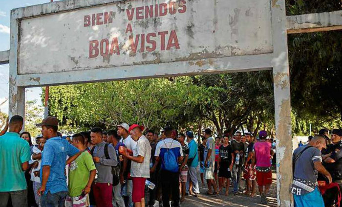 Refugiados venezuelanos na entrada da capital de Roraima, onde a maioria dos estrangeiros de instala, segundo as autoridades locais. Foto: Mauro Pimentel/AFP (Foto: Mauro Pimentel/AFP)