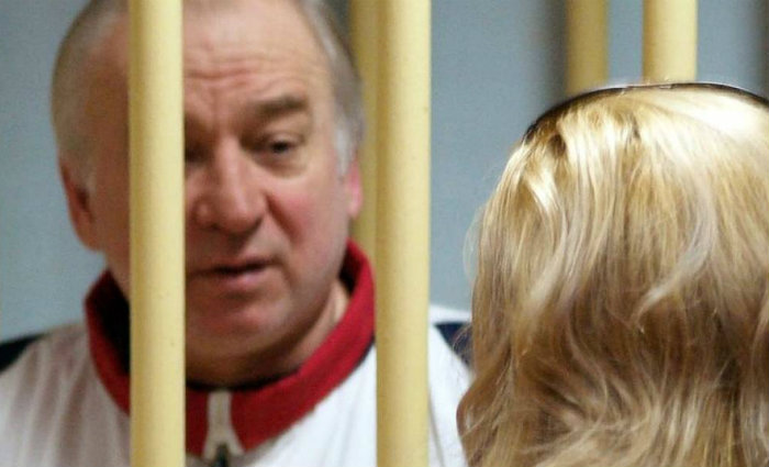 A investigao da polcia britnica aponta no sentido de que o ex-espio (Sergei Skripal, de 66 anos) e sua filha, Yulia, de 33, foram envenenados por um gs neurotxico. Foto: AFP (Foto: AFP)