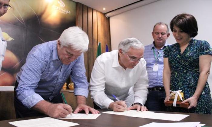 O termo de cooperao foi assinado em Cuiab entre o presidente da Aprosoja, Antnio Galvan (E), e o administrador da ACP, Jorge Luis Quijano (D). Foto: Isa Sousa/Ascom Aprosoja