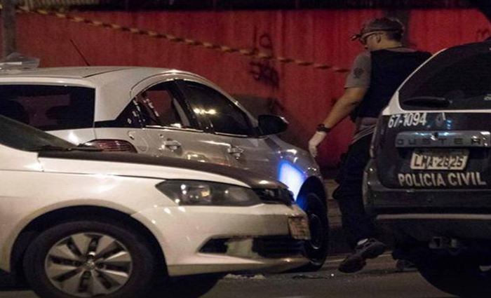A polcia acredita que o carro foi seguido pelo veculo onde estava o assassino desde que ela saiu da reunio na Lapa. Foto: Mauro Pimentel/AFP (Mauro Pimentel/AFP)