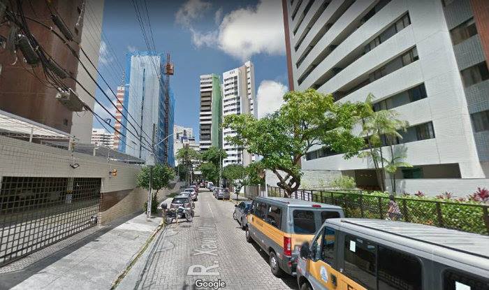 rvore caiu e derrubou poste na Rua Augusto Rodrigues, no Torreo. Foto: Reproduo/ Google Maps