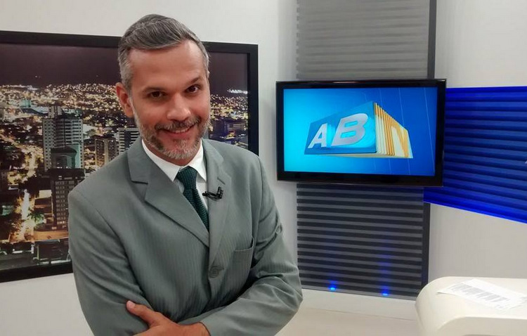 Apresentador do telejornal AB TV 2 Edio, foi atingido por uma bala perdida na testa, durante um tiroteio entre policiais e suspeitos, no Alto do Moura, caruaru. Credito: Reproducao/Facebook 