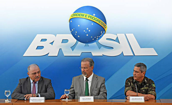 Etchegoyen (D) ao lado do ministro Jungmann e do general Braga Netto, o interventor da segurana no Rio de Janeiro. Foto: Ed Alves/CB (Foto: Ed Alves/CB)