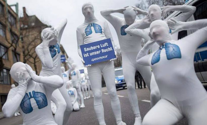 Protesto contra emisso de poluentes: sia e frica mais beneficiadas. Foto: AFP/Sebastian Gollnow (Foto: AFP/Sebastian Gollnow)