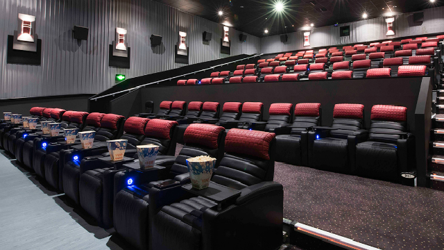 A sala de cinema da rede Vue, em Birmingham,  equipada com cadeiras eletrnicas. Foto: Vue/Divulgao